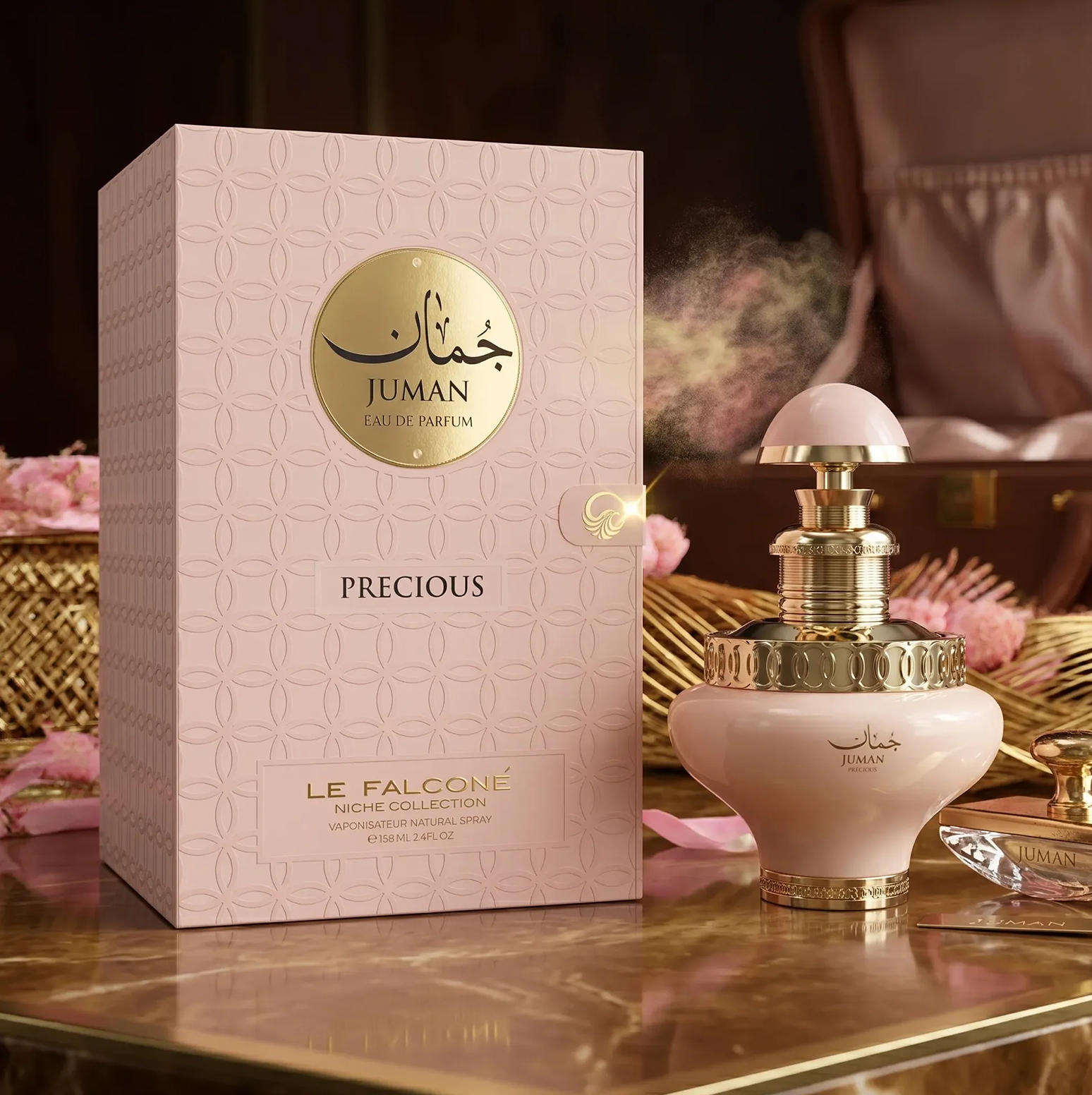 Juman Precious Eau de Parfumi luksuslik tooteesitlus, mille pehmete toonidega 100 ml pudel on eksponeeritud elegantsel marmorpinnal kaunistatud, mustrilise kinkekarbi kõrval.