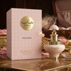 Juman Precious Eau de Parfumi luksuslik tooteesitlus, mille pehmete toonidega 100 ml pudel on eksponeeritud elegantsel marmorpinnal kaunistatud, mustrilise kinkekarbi kõrval.