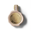 Lähivaade Le Falconé Mirsaal Passion 100ml pudelist, millel on ainulaadne vahasulgur. Puhas stuudiovõte Mirsaal Passion 100ml pudelist, mis rõhutab selle pehmet roosat tooni, ikoonilist vahatihendist inspireeritud kuldset embleemi ja keerukat käsitööoskust korgil.