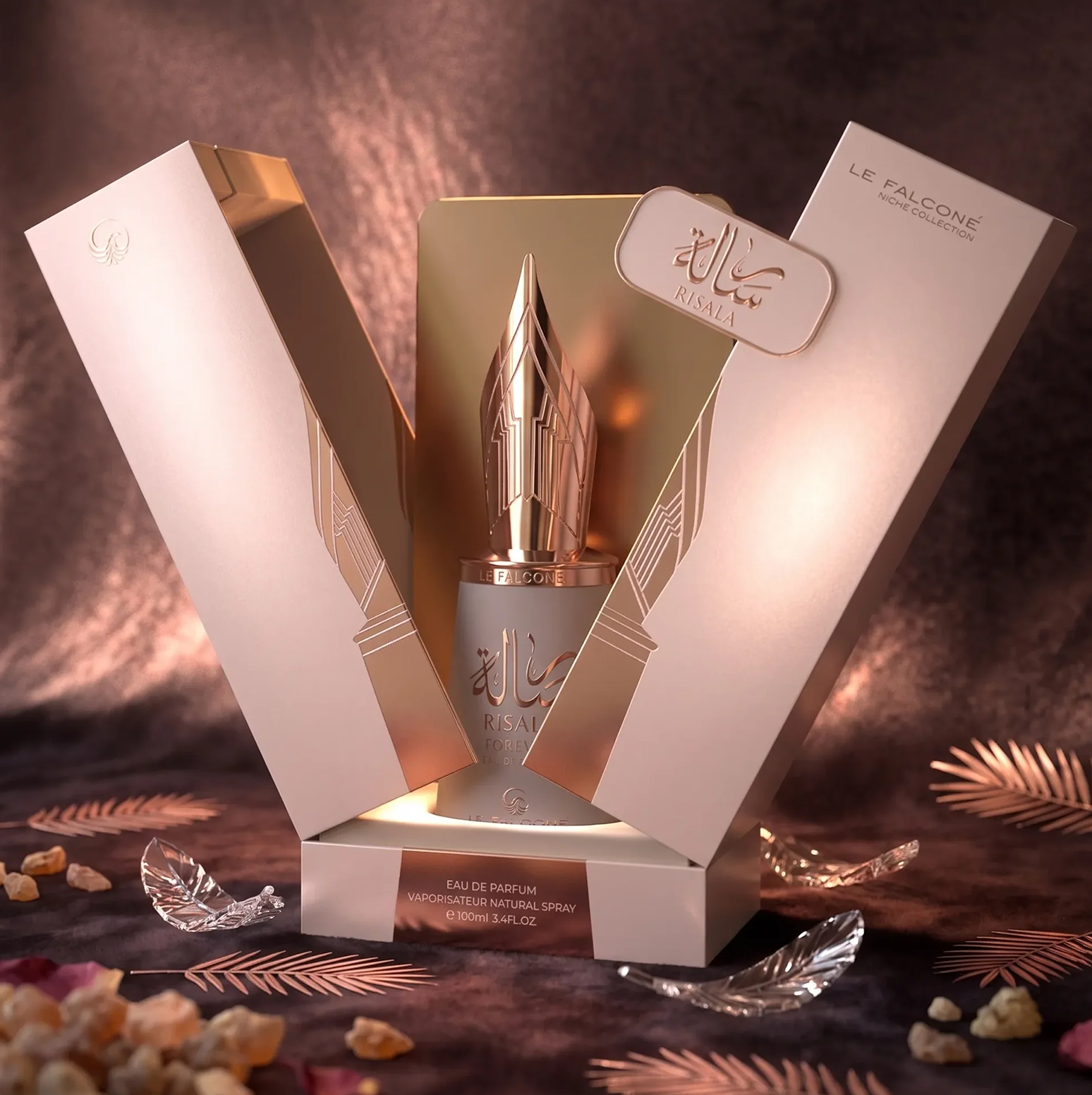 Risala Forever Eau de Parfumi luksuslik tooteesitlus, mille 100 ml pudel on varustatud püstkirjakorkiga, mis on esitatud elegantses kinkekarbis koos dekoratiivsete aktsentidega.